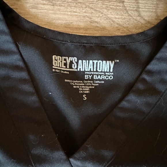 GREYS ANATOMY SCRUB TOP BLACK SIZE SMALL - Picture 2 of 2